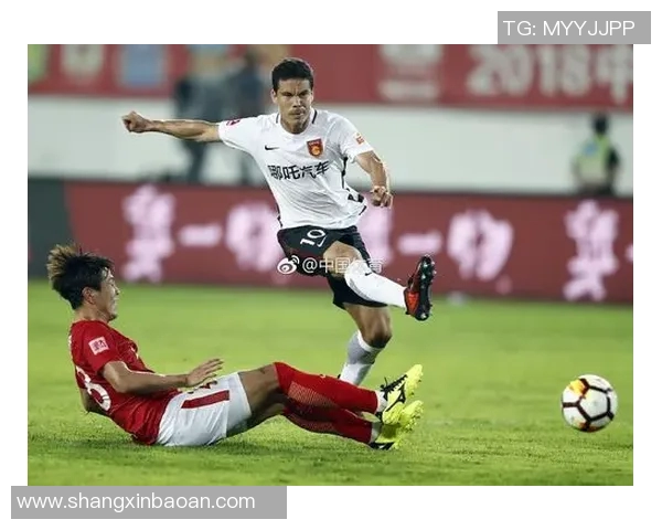 广州富力迎战河北华夏幸福争夺中超联赛关键三分之战